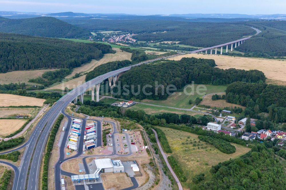 Geraberg aus der Vogelperspektive: Autobahn- Talbrückenbauwerk der BAB A71 in Geraberg im Bundesland Thüringen, Deutschland