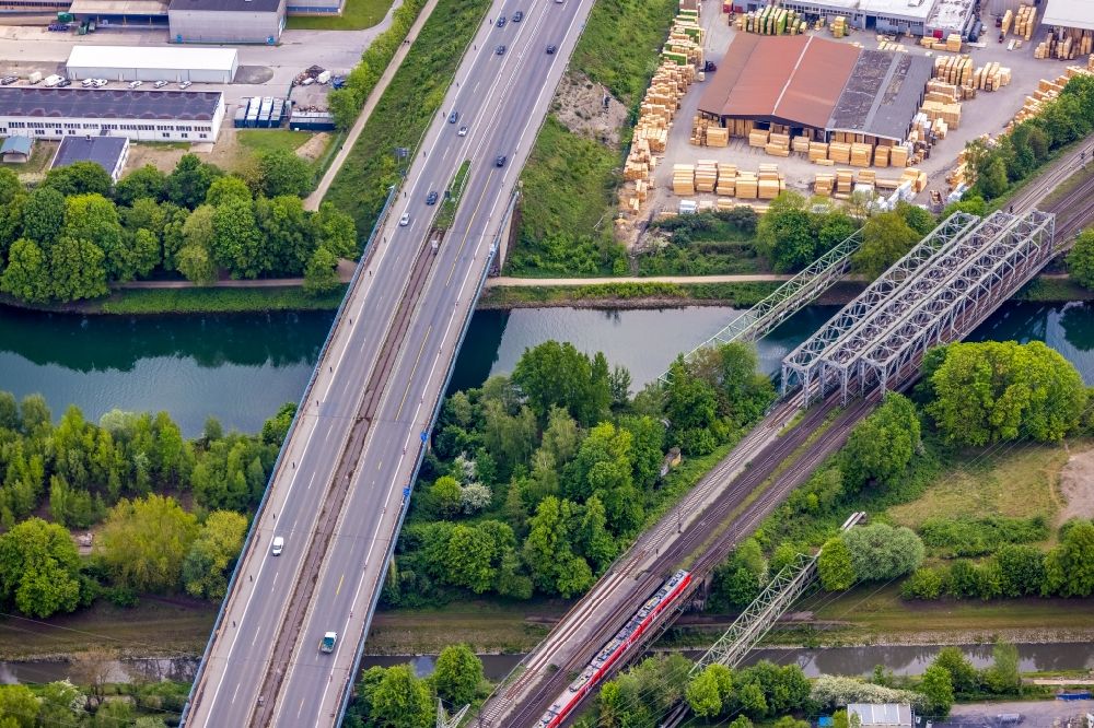 Herne aus der Vogelperspektive: Autobahn- Trasse der BAB 43 Emschertalbrücke in Herne im Bundesland Nordrhein-Westfalen, Deutschland
