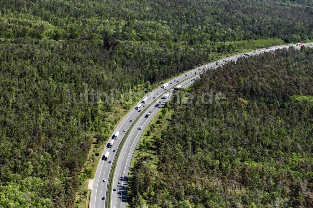 Darmstadt von oben - Autobahn- Trasse der BAB A5 im Waldgebiet in Darmstadt im Bundesland Hessen, Deutschland