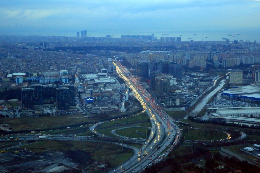 Luftaufnahme Istanbul - Autobahn- Trasse und Streckenverlauf der Autobahn E5 / D100 im morgendlichen Berufsverkehr in Istanbul in Türkei