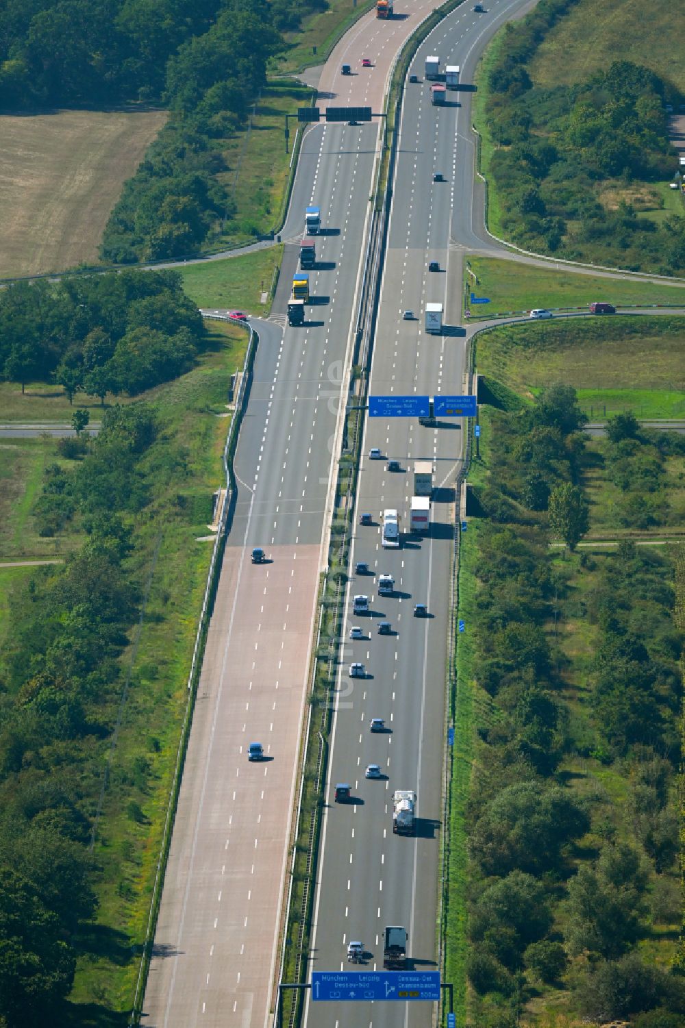 Luftaufnahme Vockerode - Autobahn- Trasse und Streckenverlauf der BAB A9 am Kapengraben in Vockerode im Bundesland Sachsen-Anhalt, Deutschland