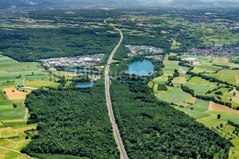 Nimburg aus der Vogelperspektive: Autobahn- Trasse und Streckenverlauf der BAB A5 in Nimburg im Bundesland Baden-Württemberg, Deutschland