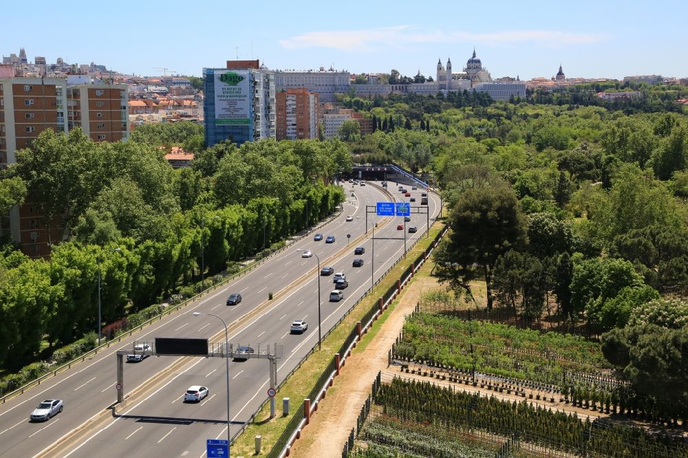 Luftbild Madrid - Autobahn- Trasse und Streckenverlauf der Ringautobahn M30 mit Blick zur Kathedrale La Almudena in Madrid in Comunidad de Madrid, Spanien
