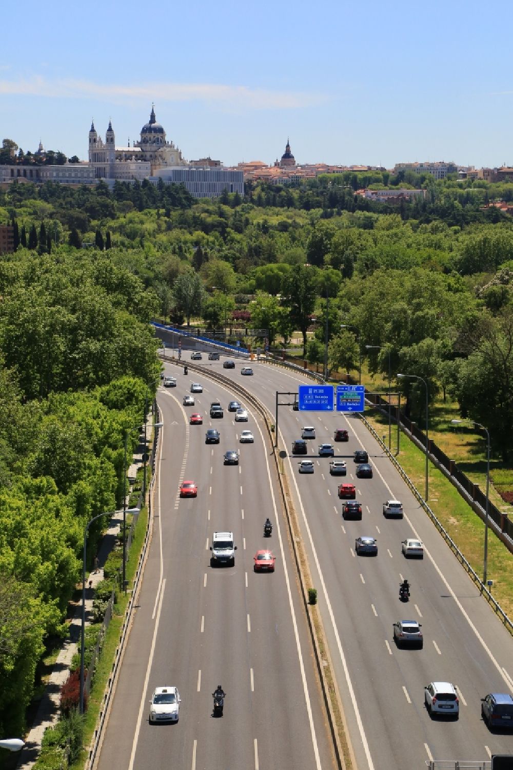 Luftaufnahme Madrid - Autobahn- Trasse und Streckenverlauf der Ringautobahn M30 mit Blick zur Kathedrale La Almudena in Madrid in Comunidad de Madrid, Spanien