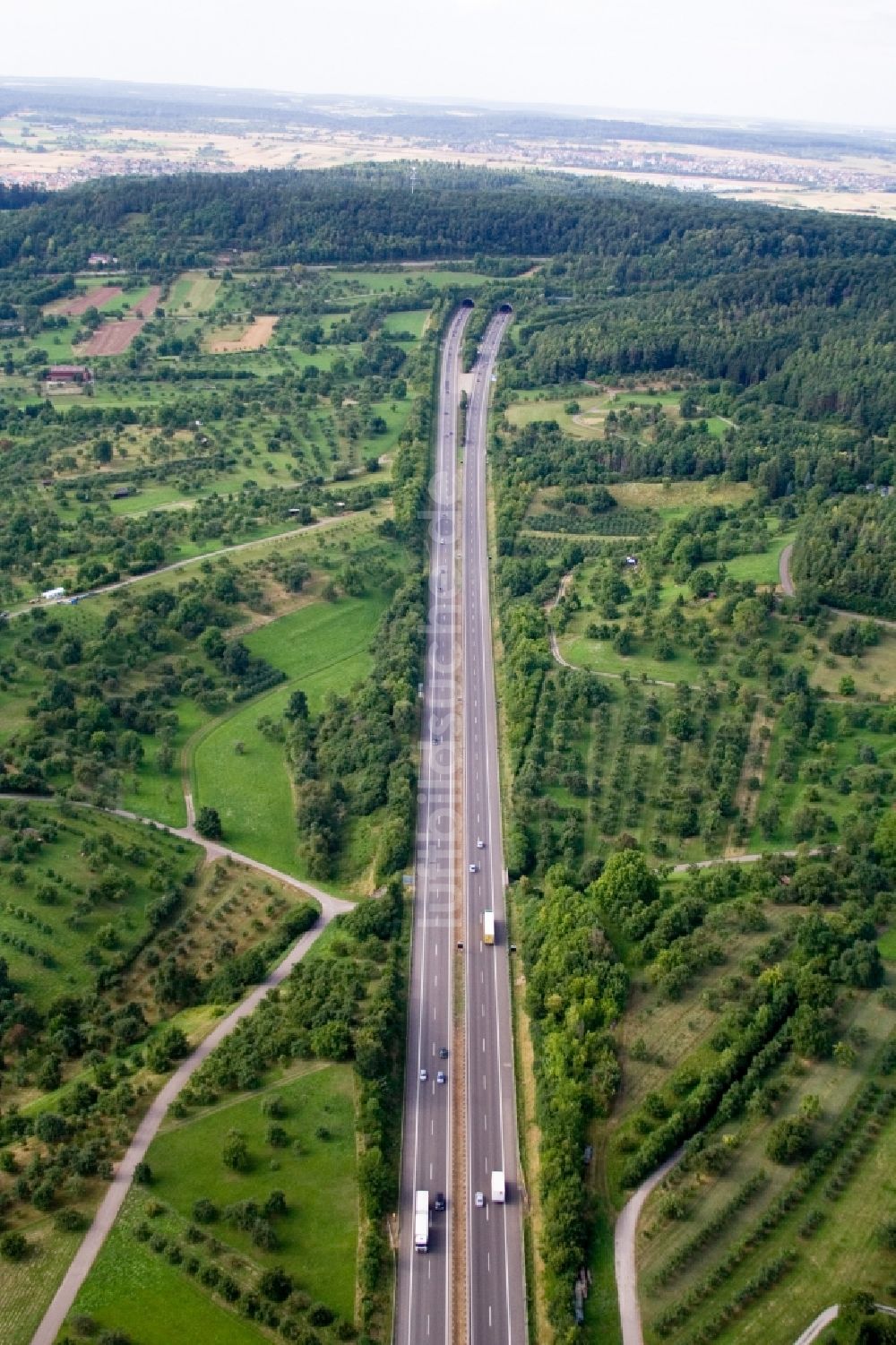 Luftbild Herrenberg - Autobahn vor dem Tunnelbauwerk der BAB A81 im Ortsteil Kuppingen in Herrenberg im Bundesland Baden-Württemberg