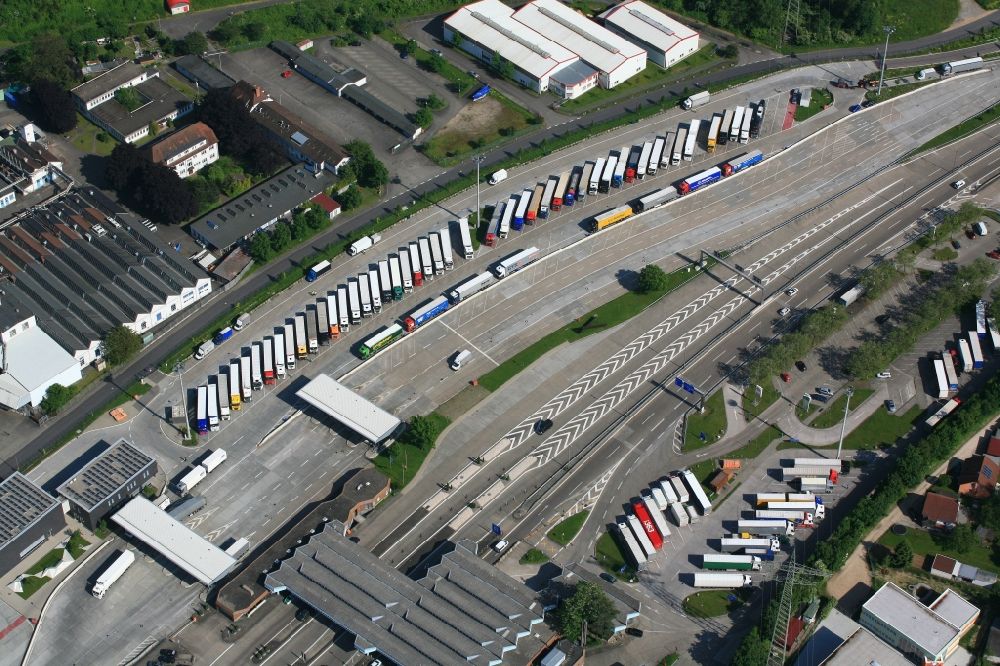 Luftaufnahme Basel - Autobahn- Zoll Deutschland - Schweiz an der A5 in Basel und Weil in Baden-Württemberg und der Schweiz