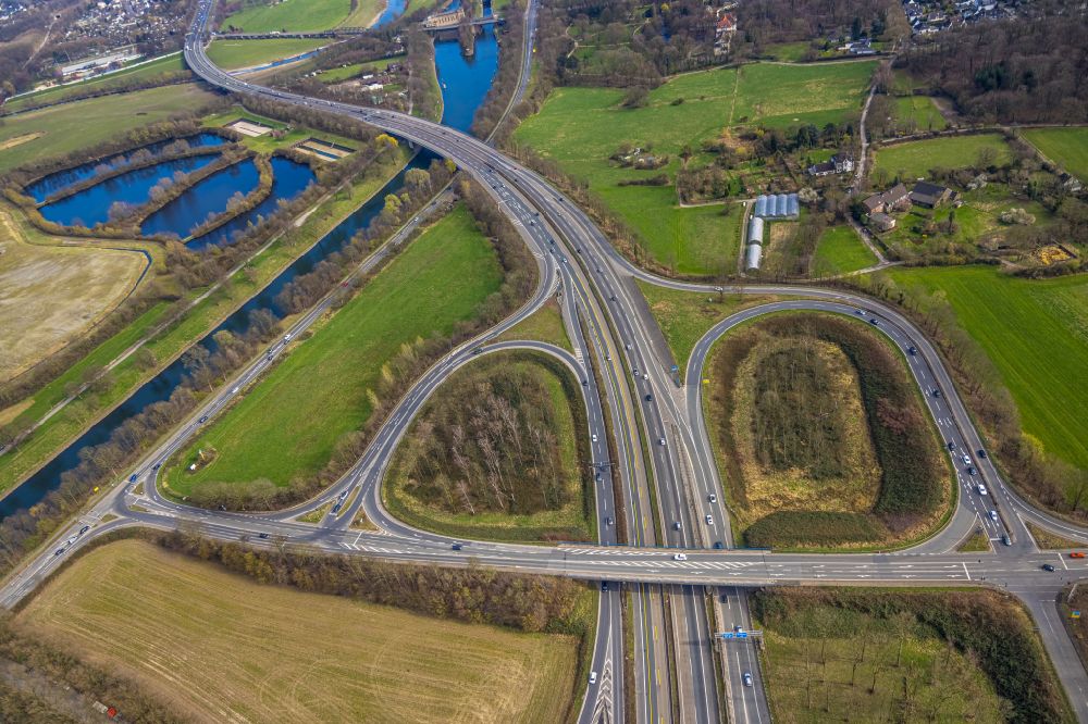 Luftbild Duisburg - Autobahnabfahrt der BAB A40 an der Carl-Benz-Straße im Ortsteil Duissern in Duisburg im Bundesland Nordrhein-Westfalen, Deutschland