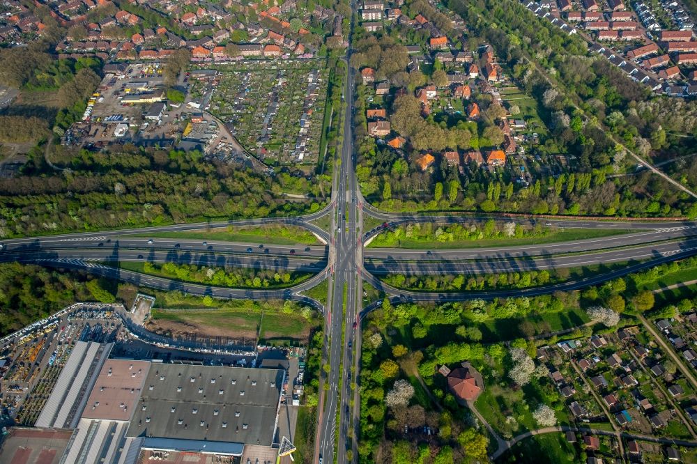 Duisburg von oben - Autobahnabfahrt der BAB A59 Duisburg-Walsum in Duisburg im Bundesland Nordrhein-Westfalen, Deutschland