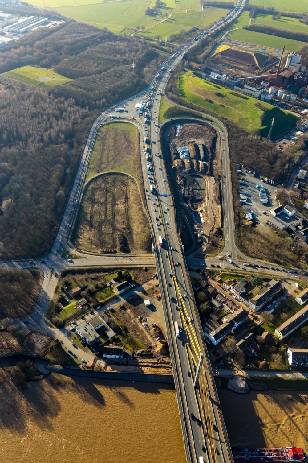 Duisburg aus der Vogelperspektive: Autobahnabfahrt der BAB A40 auf die Duisburger Straße in Duisburg im Bundesland Nordrhein-Westfalen, Deutschland