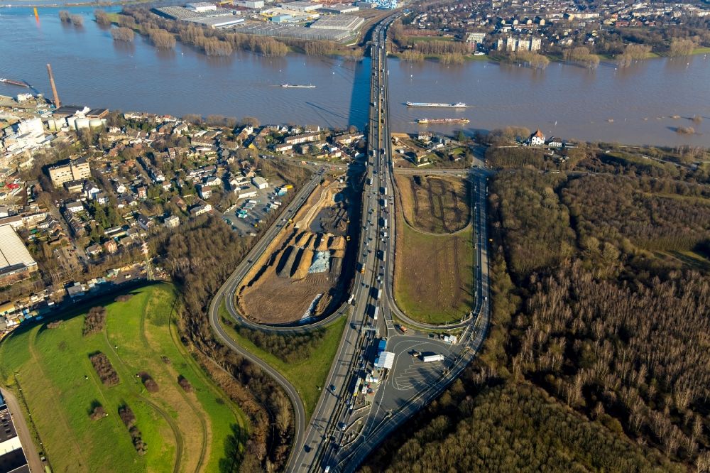 Luftaufnahme Duisburg - Autobahnabfahrt der BAB A40 auf die Duisburger Straße in Duisburg im Bundesland Nordrhein-Westfalen, Deutschland