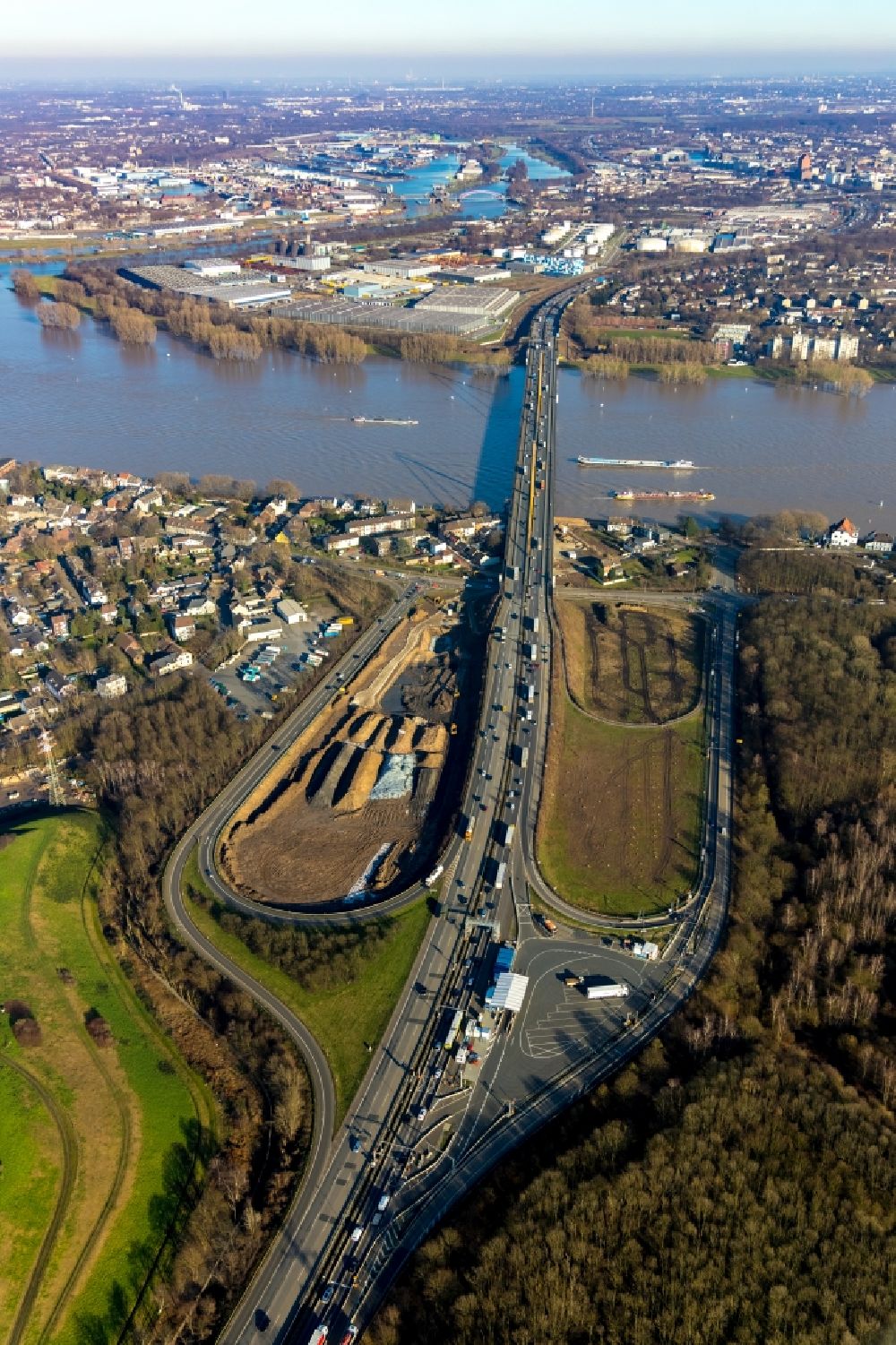 Duisburg von oben - Autobahnabfahrt der BAB A40 auf die Duisburger Straße in Duisburg im Bundesland Nordrhein-Westfalen, Deutschland