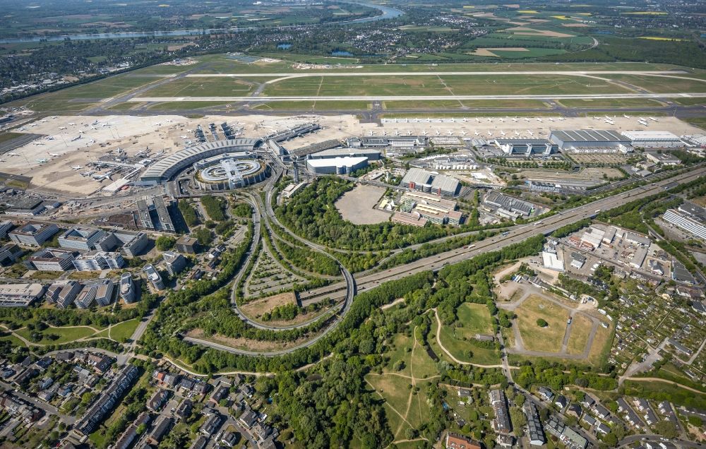 Luftbild Düsseldorf - Autobahnabfahrt der BAB A44 am Flughafen in Düsseldorf im Bundesland Nordrhein-Westfalen, Deutschland