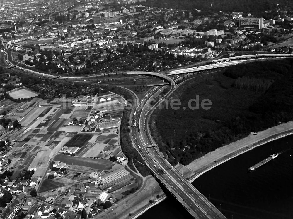 Düsseldorf von oben - Autobahnabfahrt der BAB A46 im Ortsteil Flehe in Düsseldorf im Bundesland Nordrhein-Westfalen, Deutschland