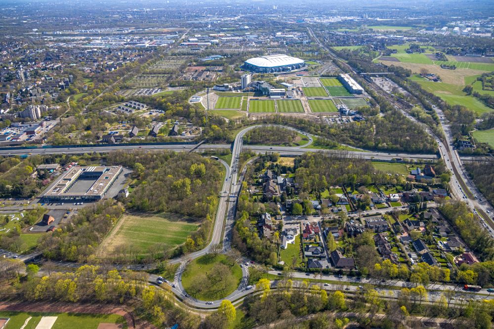Gelsenkirchen von oben - Autobahnabfahrt der BAB A2 mit Veltins Arena in Gelsenkirchen im Bundesland Nordrhein-Westfalen, Deutschland