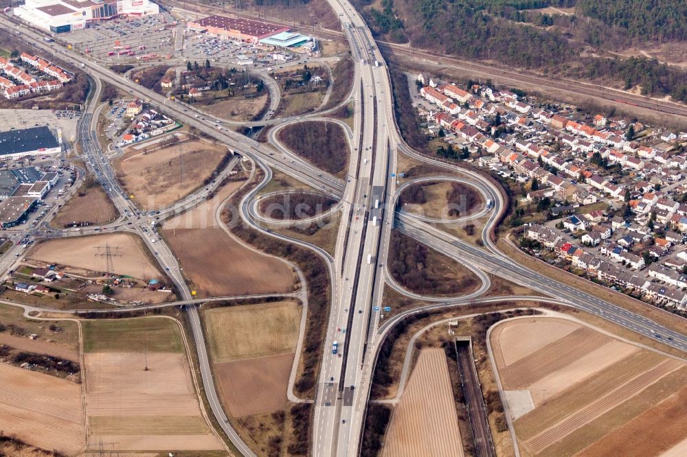 Luftbild Schwetzingen - Autobahnabfahrt der BAB A6 zur B36 in Schwetzingen im Bundesland Baden-Württemberg, Deutschland