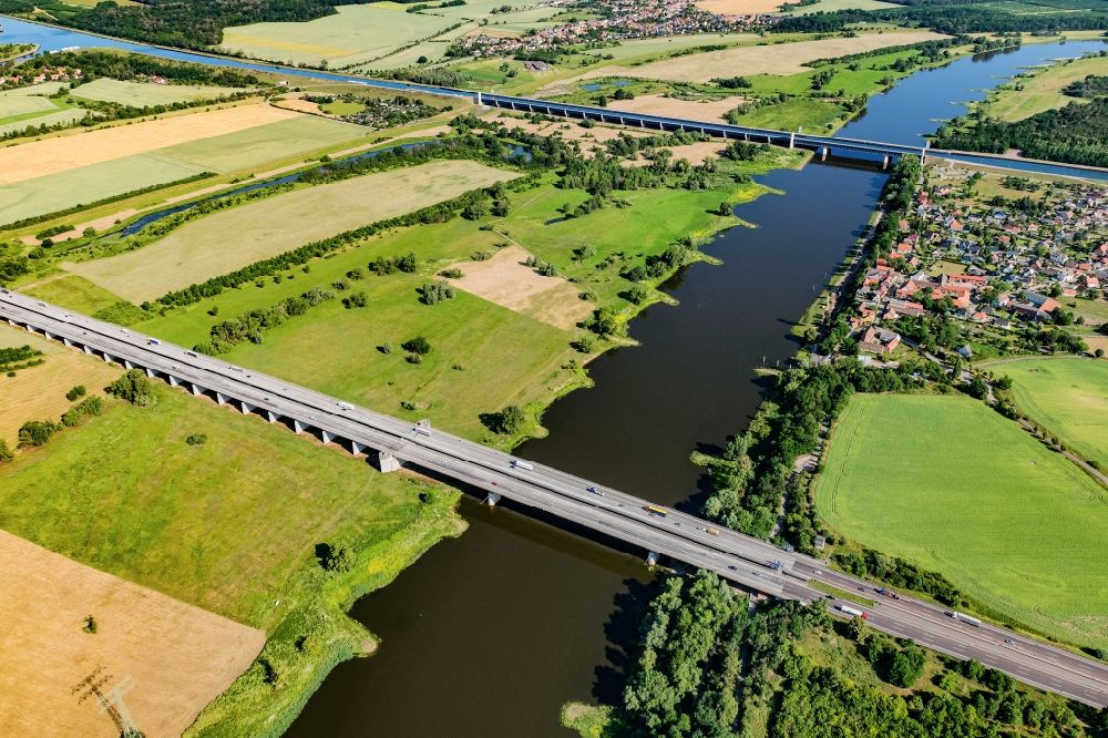 Luftaufnahme Hohenwarthe - Autobahnbrücke A2 über der Elbe in Hohenwarthe im Bundesland Sachsen-Anhalt, Deutschland