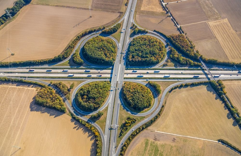 Anröchte aus der Vogelperspektive: Autobahndreieck- Abfahrt der BAB A44 in Anröchte im Bundesland Nordrhein-Westfalen, Deutschland