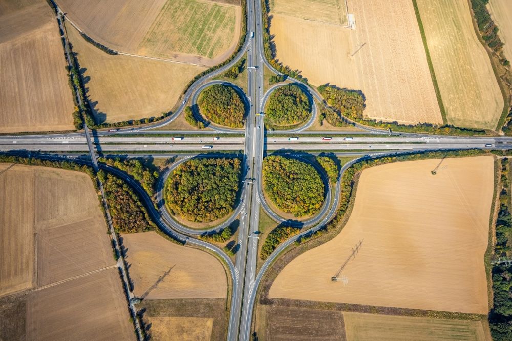 Luftaufnahme Anröchte - Autobahndreieck- Abfahrt der BAB A44 in Anröchte im Bundesland Nordrhein-Westfalen, Deutschland