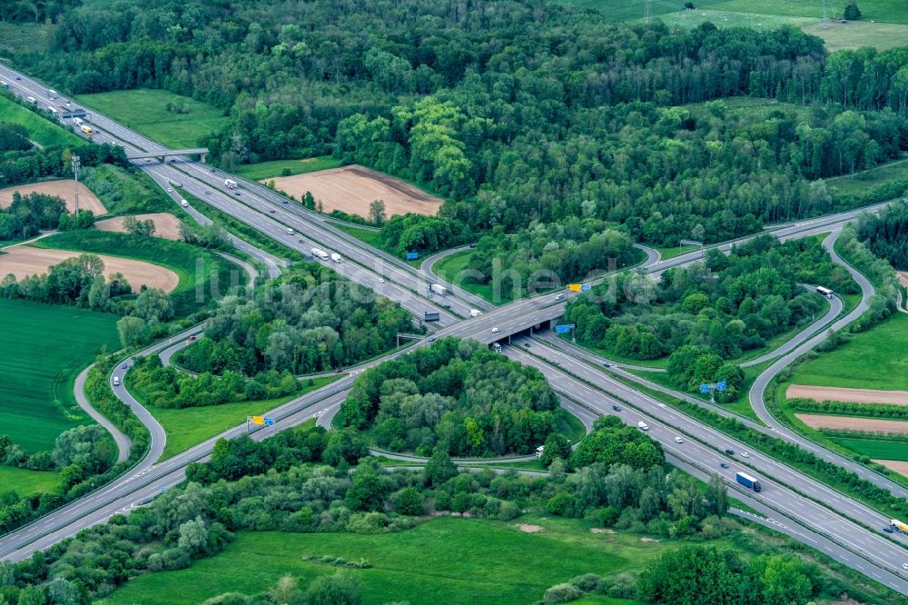 Willstätt aus der Vogelperspektive: Autobahndreieck- Abfahrt der BAB A5 Appenweier in Willstätt im Bundesland Baden-Württemberg, Deutschland