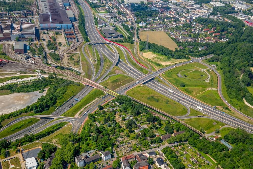 Bochum aus der Vogelperspektive: Autobahndreieck- Abfahrt der BAB A40 in Bochum im Bundesland Nordrhein-Westfalen, Deutschland