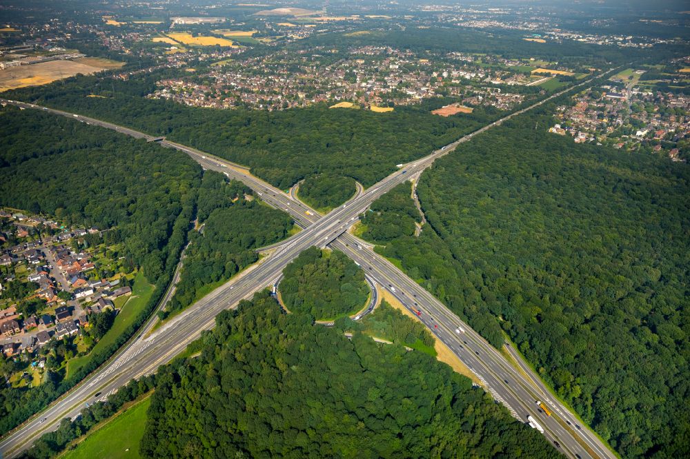 Luftbild Oberhausen - Autobahndreieck- Abfahrt der BAB A2, A3, E34 und der Bundesstraße B516 im Ortsteil Sterkrade-Nord in Oberhausen im Bundesland Nordrhein-Westfalen