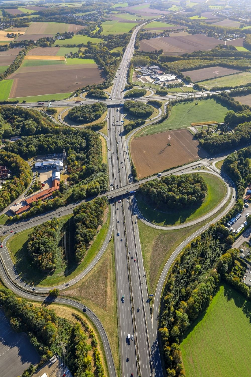 Unna aus der Vogelperspektive: Autobahndreieck- Abfahrt der BAB A1 Dortmund Unna und der Bundesstraße B1 in Unna im Bundesland Nordrhein-Westfalen, Deutschland