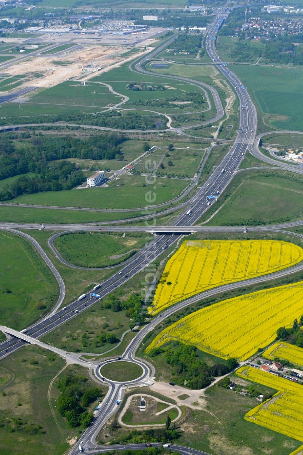 Luftbild Schönefeld - Autobahndreieck- Abfahrt der BAB A113 in Schönefeld im Bundesland Brandenburg, Deutschland