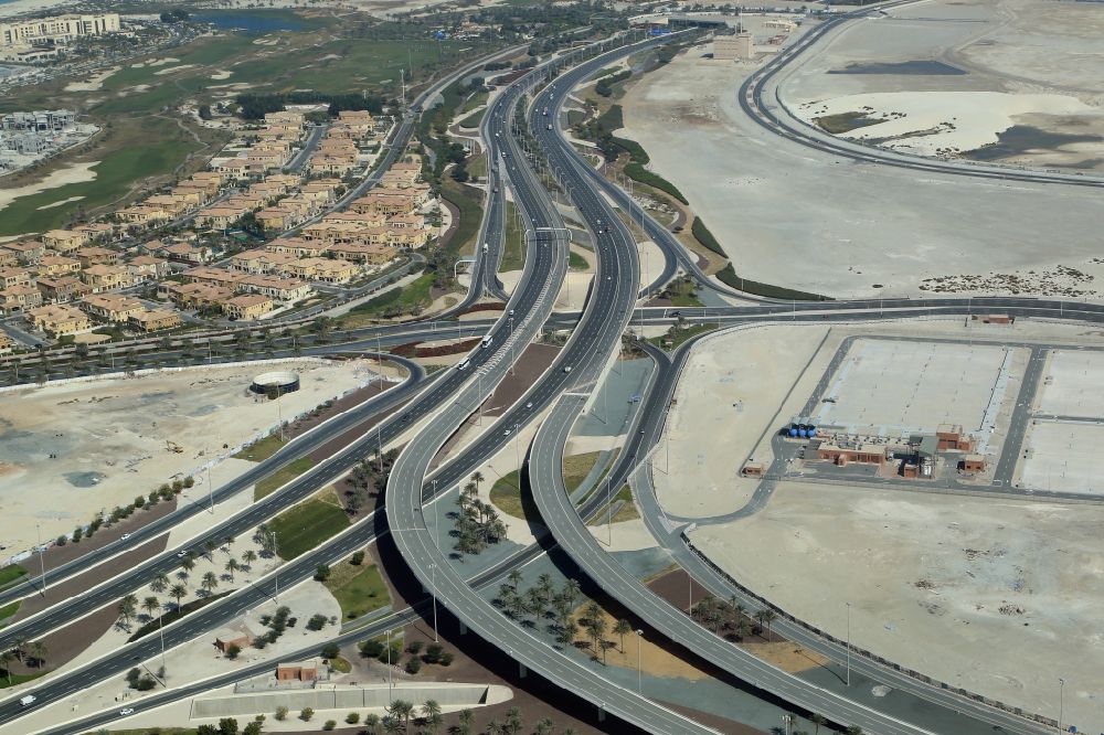 Luftaufnahme Abu Dhabi - Autobahndreieck- Abfahrt des Sheikh Khalifa Bin Zayed Highway auf der Insel Saadiyat in Abu Dhabi in Vereinigte Arabische Emirate