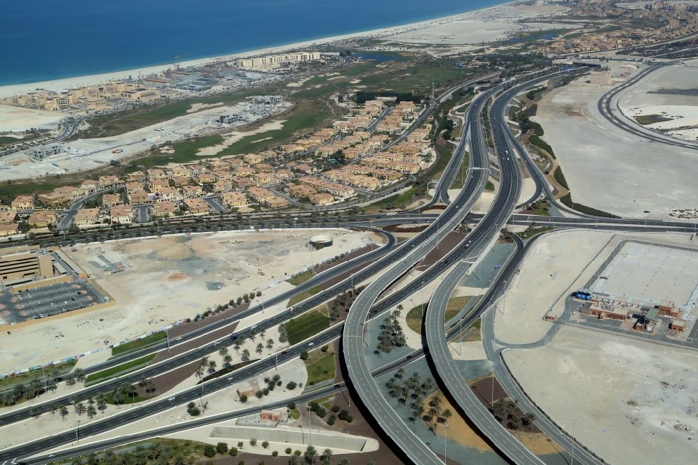 Abu Dhabi von oben - Autobahndreieck- Abfahrt des Sheikh Khalifa Bin Zayed Highway auf der Insel Saadiyat in Abu Dhabi in Vereinigte Arabische Emirate