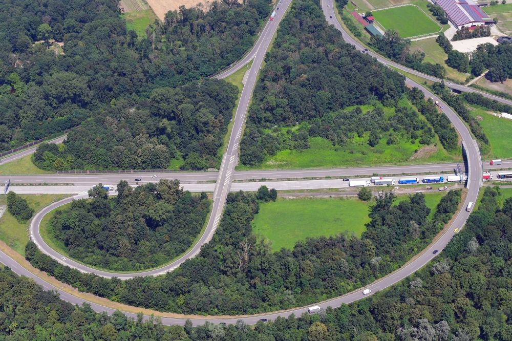 Luftbild Weil am Rhein - Autobahndreieck Weil am Rhein der BAB A5 mit Abfahrt zur A98 im Ortsteil Märkt in Weil am Rhein im Bundesland Baden-Württemberg, Deutschland