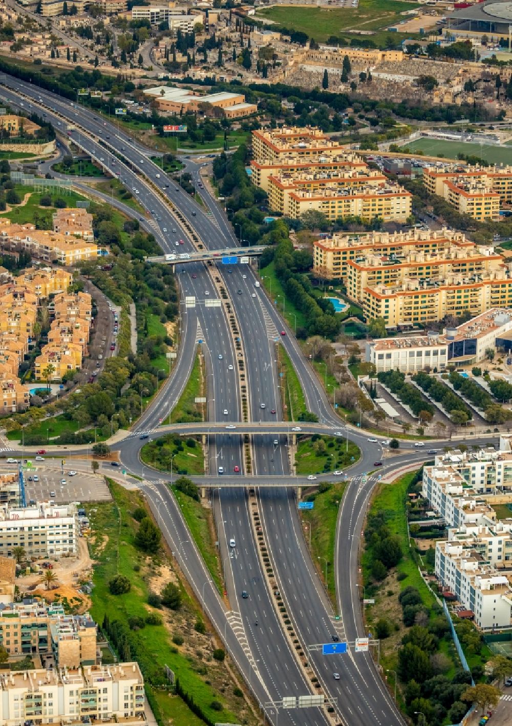 Palma von oben - Autobahnkreuz der Autopista Ma-20 in Palma in Balearische Insel Mallorca, Spanien