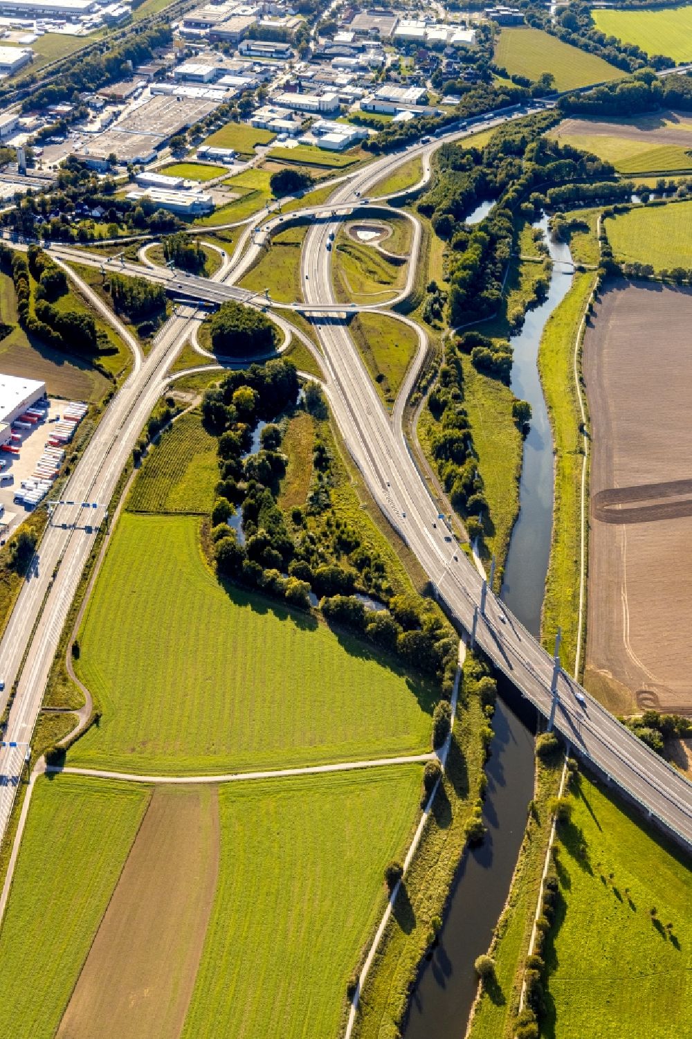Luftbild Löhne - Autobahnkreuz der BAB A30 und B611 der Anschlussstelle Gohfeld im Ortsteil Mennighüffen in Löhne im Bundesland Nordrhein-Westfalen, Deutschland