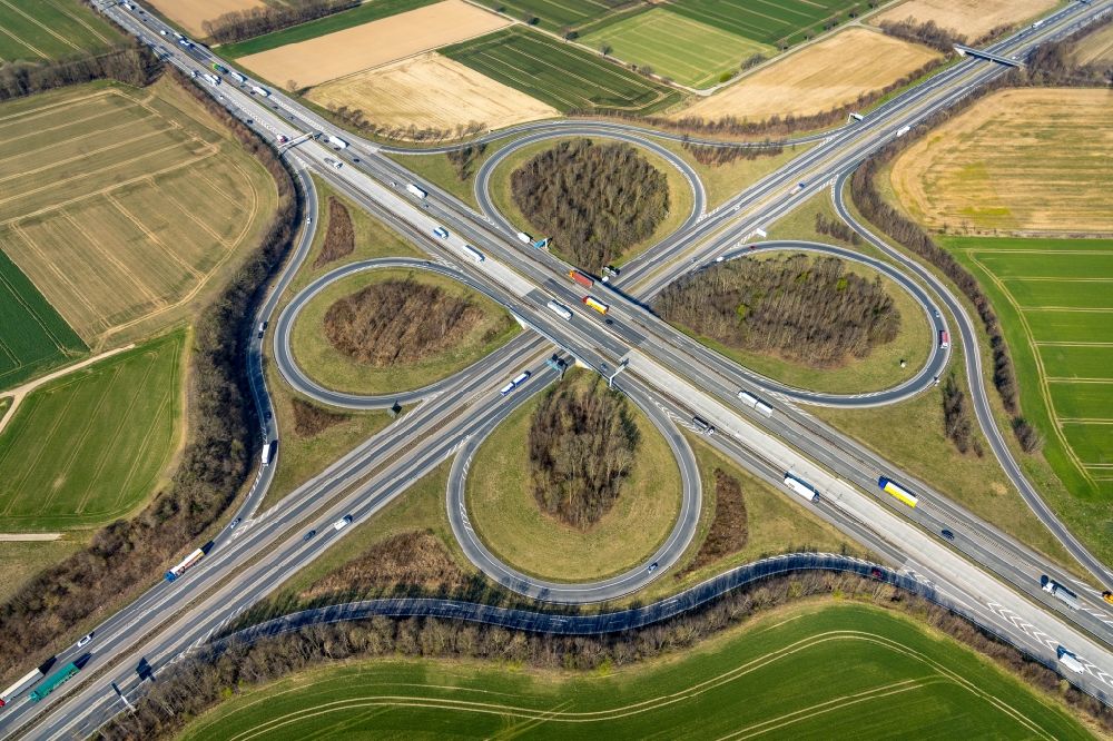 Werl von oben - Autobahnkreuz der BAB A44 - BAB 445 in Werl im Bundesland Nordrhein-Westfalen, Deutschland