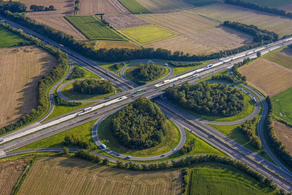 Werl aus der Vogelperspektive: Autobahnkreuz der BAB A44 - BAB 445 in Werl im Bundesland Nordrhein-Westfalen, Deutschland