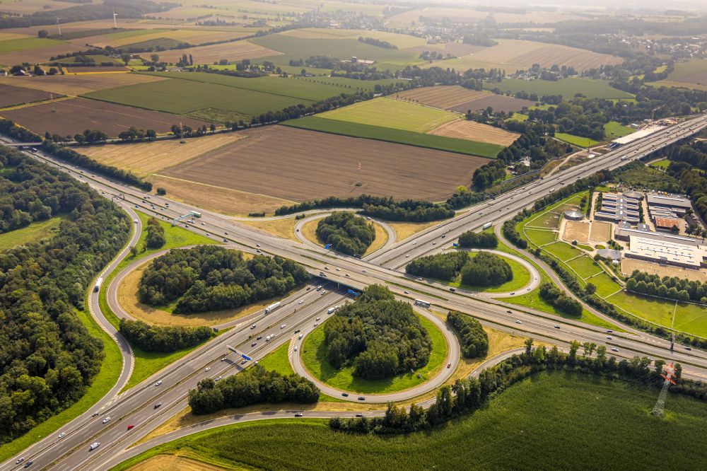 Unna aus der Vogelperspektive: Autobahnkreuz der BAB A4 - A1 Kreuz Dortmund/Unna in Unna im Bundesland Nordrhein-Westfalen, Deutschland