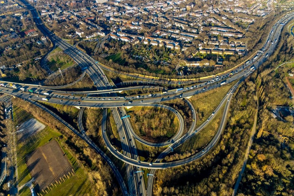 Luftbild Duisburg - Autobahnkreuz der BAB A42 - A59 Kreuz Duisburg-Nord in Duisburg im Bundesland Nordrhein-Westfalen, Deutschland