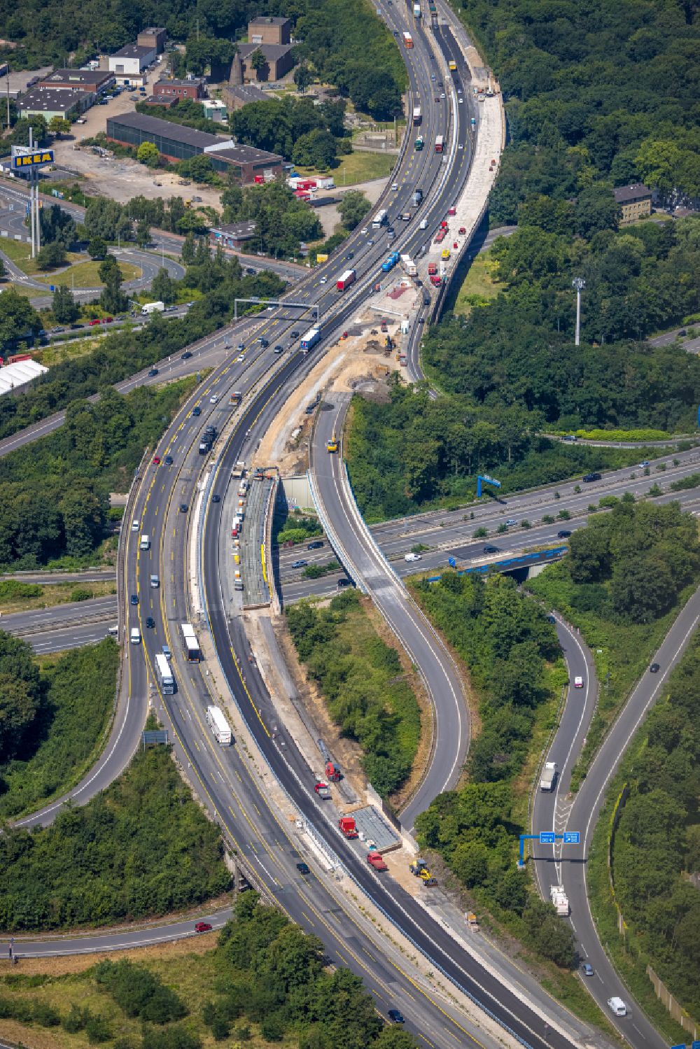 Luftaufnahme Duisburg - Autobahnkreuz der BAB A42 Kreuz Duisburg-Nord in Duisburg im Bundesland Nordrhein-Westfalen, Deutschland
