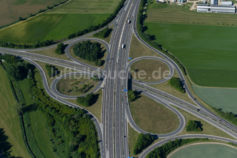 Singen (Hohentwiel) aus der Vogelperspektive: Autobahnkreuz der BAB A81 Kreuz Singen in Singen (Hohentwiel) im Bundesland Baden-Württemberg, Deutschland