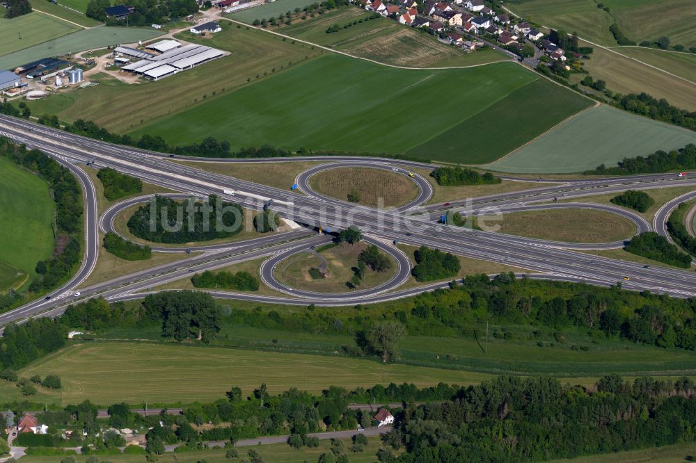 Luftaufnahme Singen (Hohentwiel) - Autobahnkreuz der BAB A81 Kreuz Singen in Singen (Hohentwiel) im Bundesland Baden-Württemberg, Deutschland