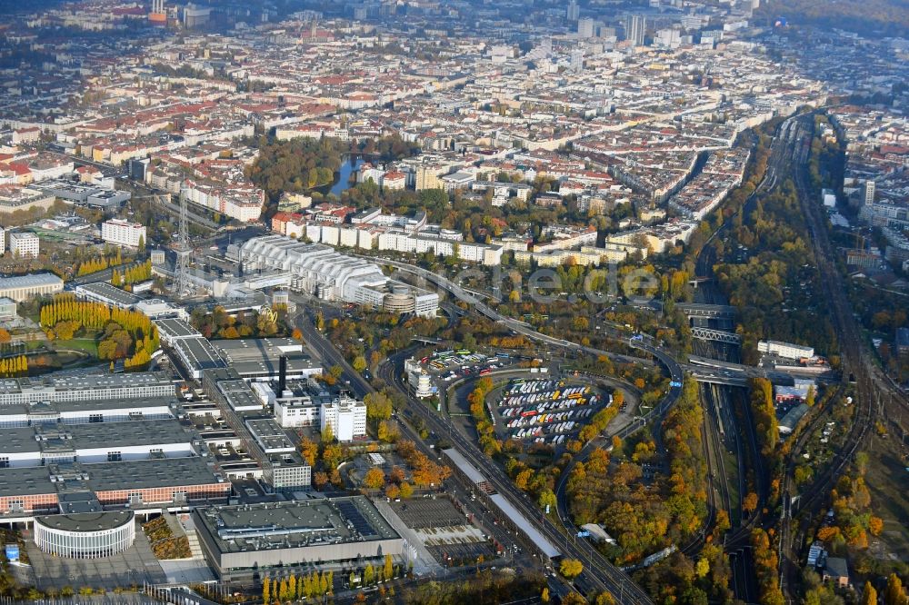 Luftaufnahme Berlin - Autobahnkreuz der BAB A115 -A100 Messedamm am Funkturm im Ortsteil Westend in Berlin, Deutschland