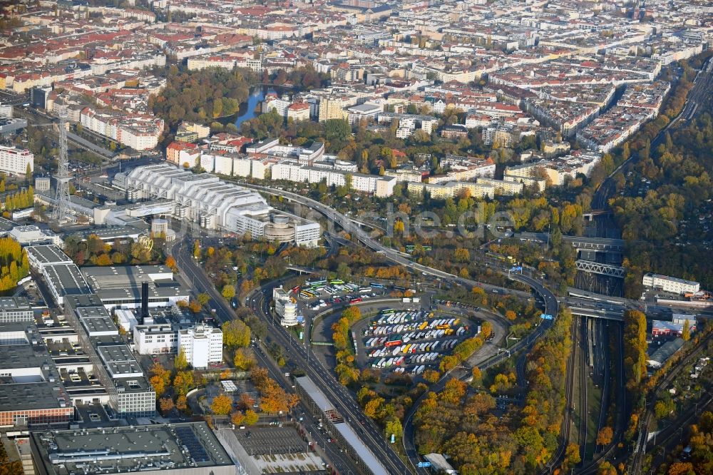 Berlin aus der Vogelperspektive: Autobahnkreuz der BAB A115 -A100 Messedamm am Funkturm im Ortsteil Westend in Berlin, Deutschland