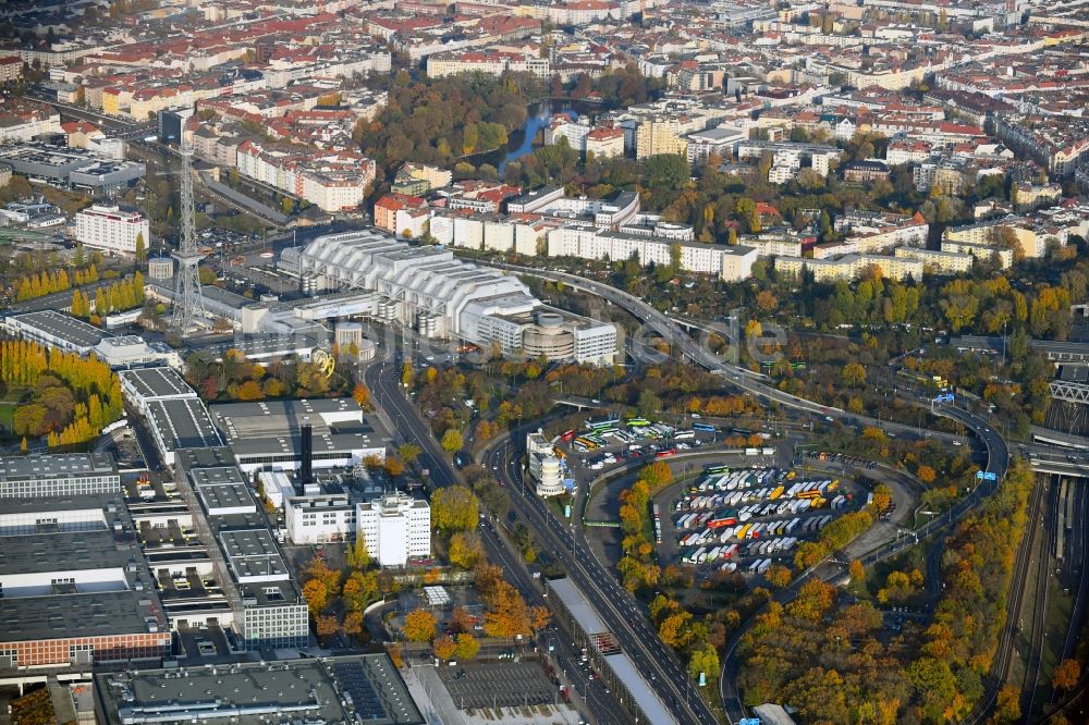 Luftbild Berlin - Autobahnkreuz der BAB A115 -A100 Messedamm am Funkturm im Ortsteil Westend in Berlin, Deutschland