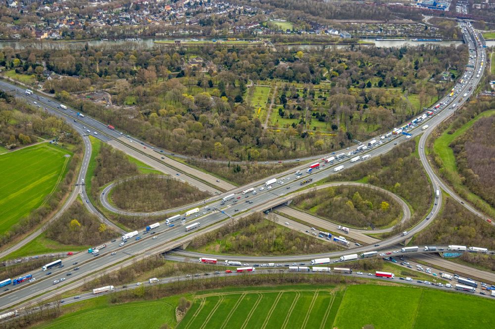 Duisburg von oben - Autobahnkreuz der BAB A3 - A42 Oberhausen-West in Duisburg im Bundesland Nordrhein-Westfalen, Deutschland