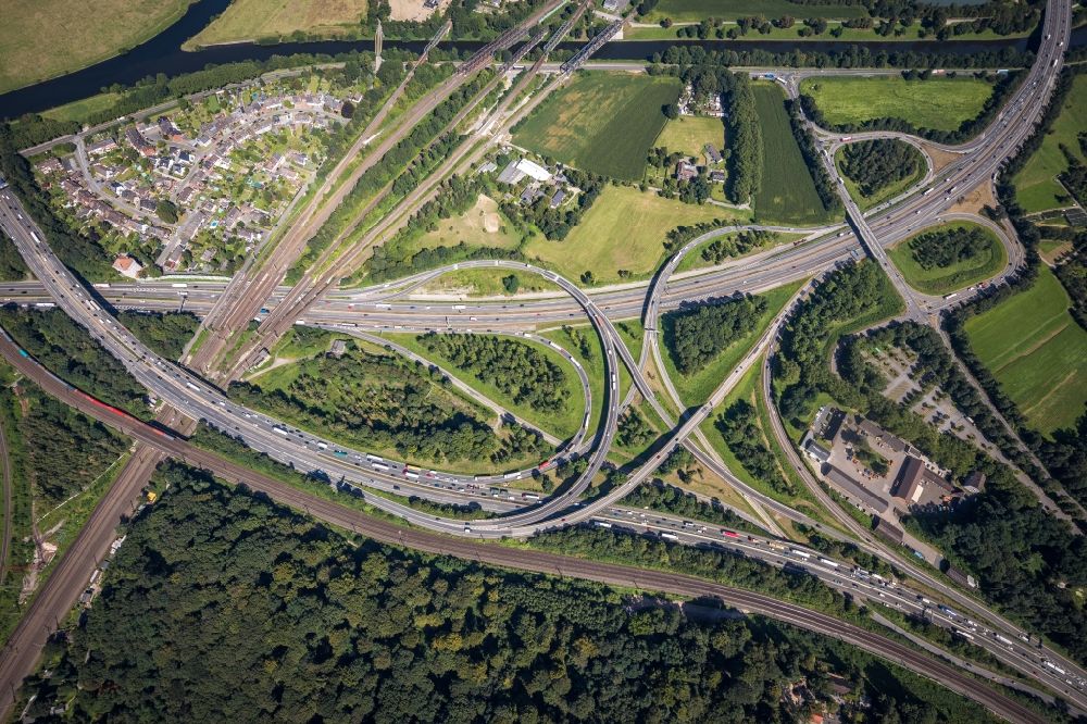 Duisburg aus der Vogelperspektive: Autobahnkreuz Kaiserberg in Duisburg im Bundesland Nordrhein-Westfalen