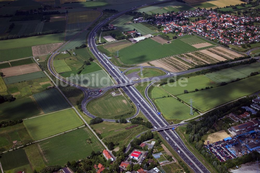 Göttingen aus der Vogelperspektive: Autobahnkreuz umgeben von Feldern im Stadtteil Elliehausen in Einbeck im Bundesland Niedersachsen