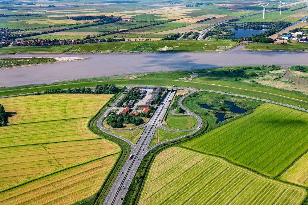 Luftaufnahme Leer (Ostfriesland) - Autobahntunnel Autobahntrog-A31 Verlauf des Emstunnel bei Leer im Bundesland Niedersachsen