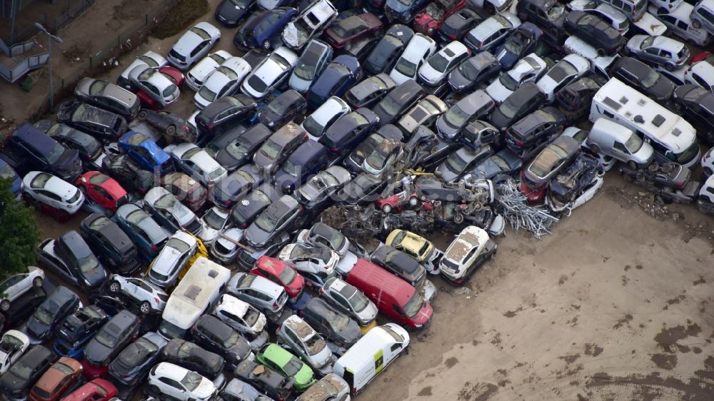 Luftbild Bad Neuenahr-Ahrweiler - Autofriedhof mit zerstörten Fahrzeugen durch die Hochwasserkatastrophe im Ahrtal diesen Jahres im Bundesland Rheinland-Pfalz, Deutschland
