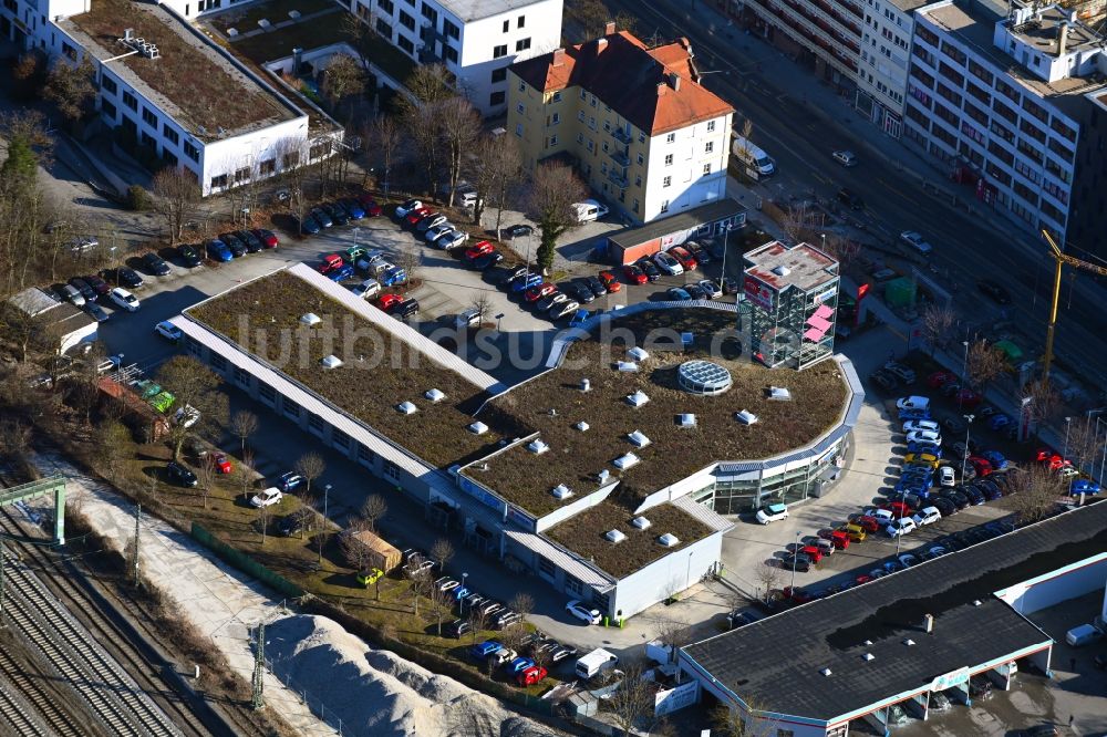 München von oben - Autohandels- Gebäude Auto Schmid GmbH - Kia & Suzuki im Ortsteil Pasing-Obermenzing in München im Bundesland Bayern, Deutschland