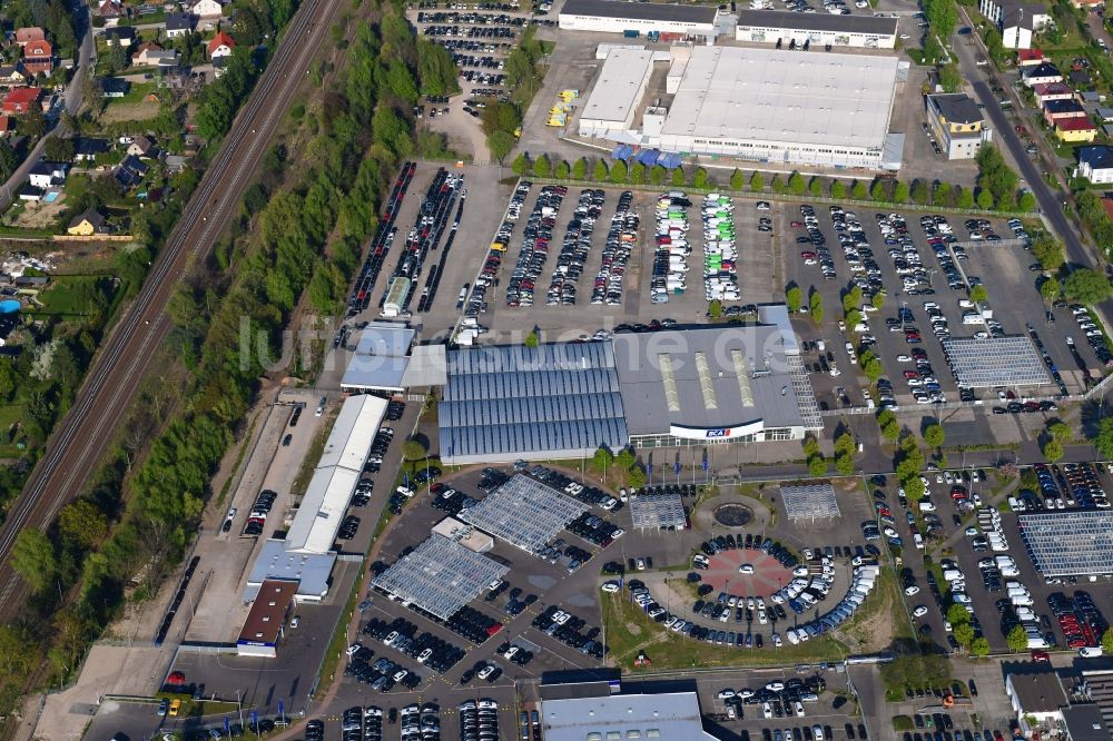 Luftaufnahme Hoppegarten - Autohandels- Gebäude des Autohauses Automobile BCA Autoauktionen GmbH in Hoppegarten im Bundesland Brandenburg