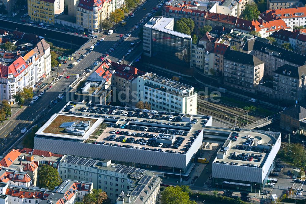 Luftbild Berlin - Autohandels- Gebäude des Autohauses BMW Niederlassung Berlin Kaiserdamm im Ortsteil Westend in Berlin, Deutschland